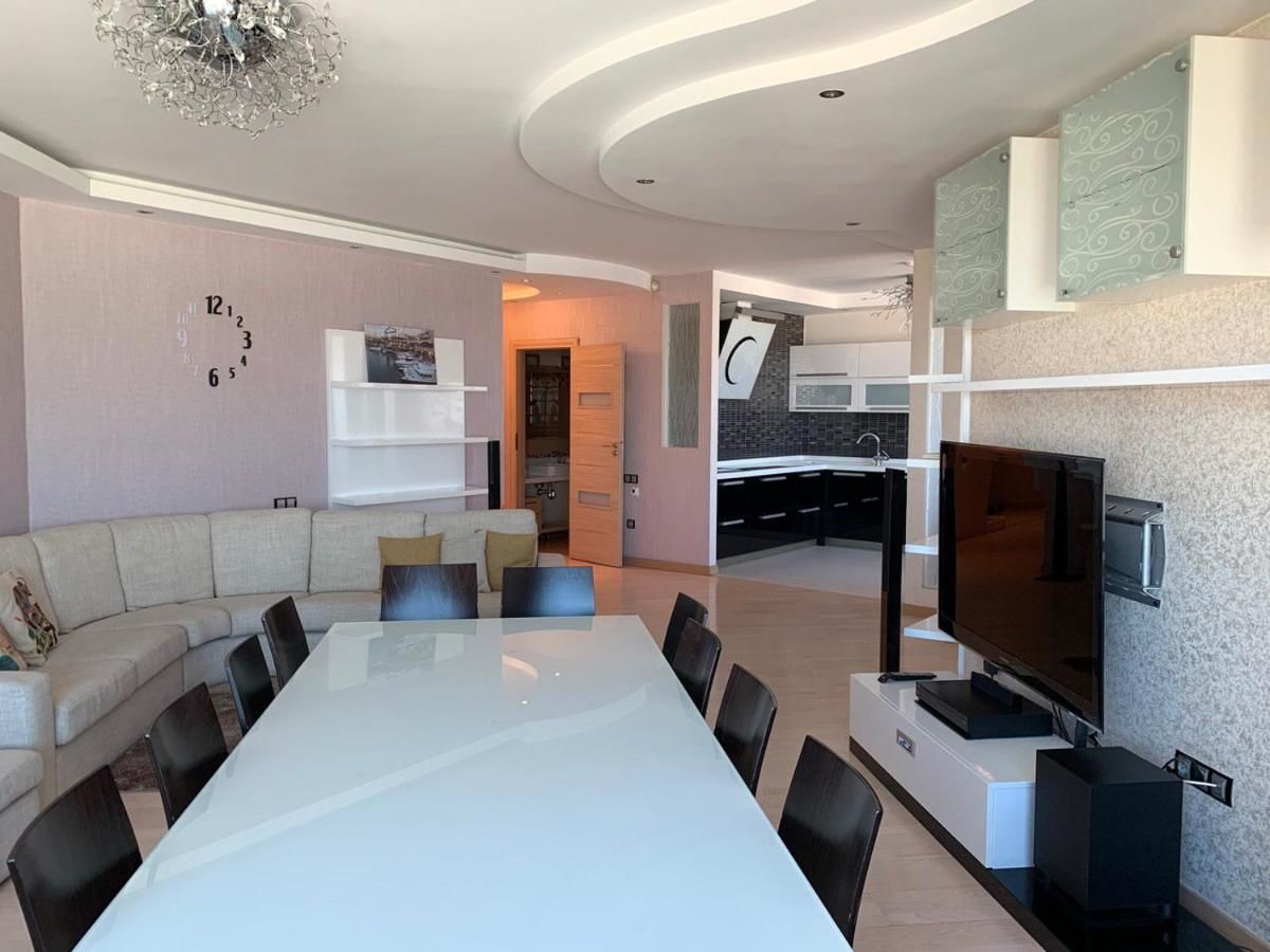 Апартаменты Spacious flat in Al-Farabi avenue with big rooms Алматы-22